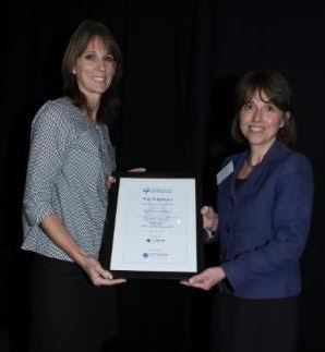 Karen Ovenden collects Hireserve Top Employer SME award